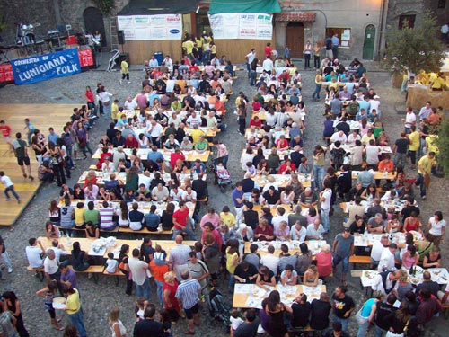 La piazza di Filattiera imbandita
