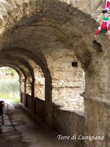 Passaggio voltato tra la chiesa e il castello