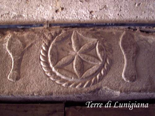 Il simbolo del calzolaio nel borgo della chiesa