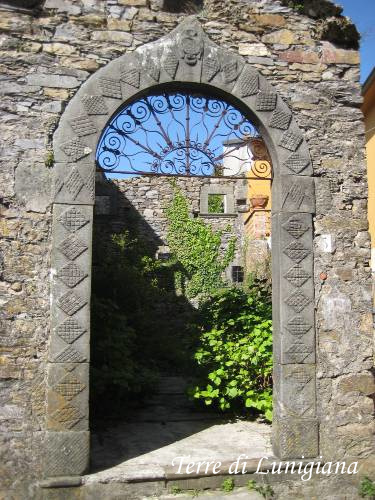 Portale a Corsano