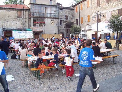 La piazza di Filattiera durante la festa